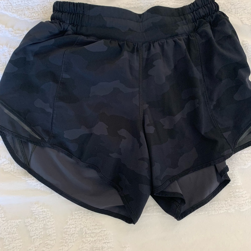 Lululemon Hotty Hot low rise 4” inseam heritage 365 camo deep coal multi/black